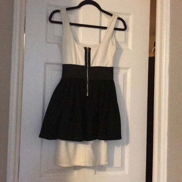 White‎ and black peplum mini A-lined Dress Small - Picture 3 of 5